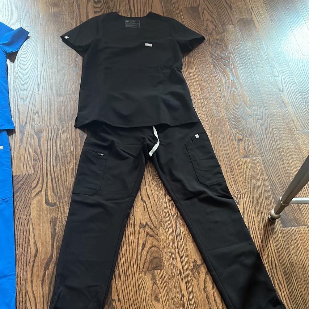 Like new Figs brand scrub set